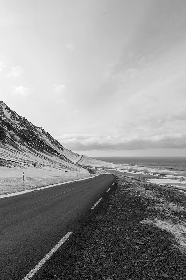 Das Bild zeigt die Küstenstraße Islands im hohen Norden